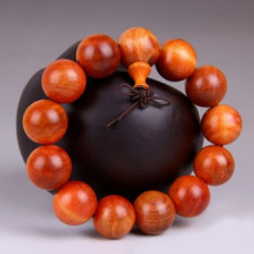 Vòng tay gỗ huyết long